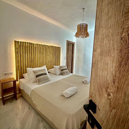 Athina Rooms - Lounge Apartments パロス島 エクステリア 写真