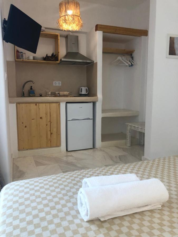 Athina Rooms - Lounge Apartments パロス島 エクステリア 写真