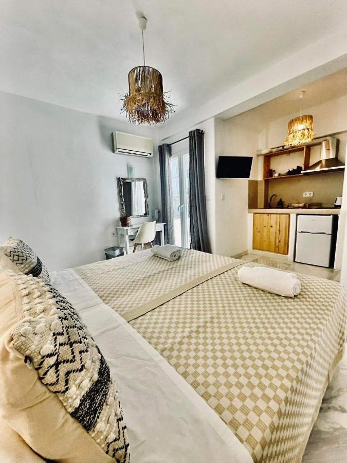 Athina Rooms - Lounge Apartments パロス島 エクステリア 写真