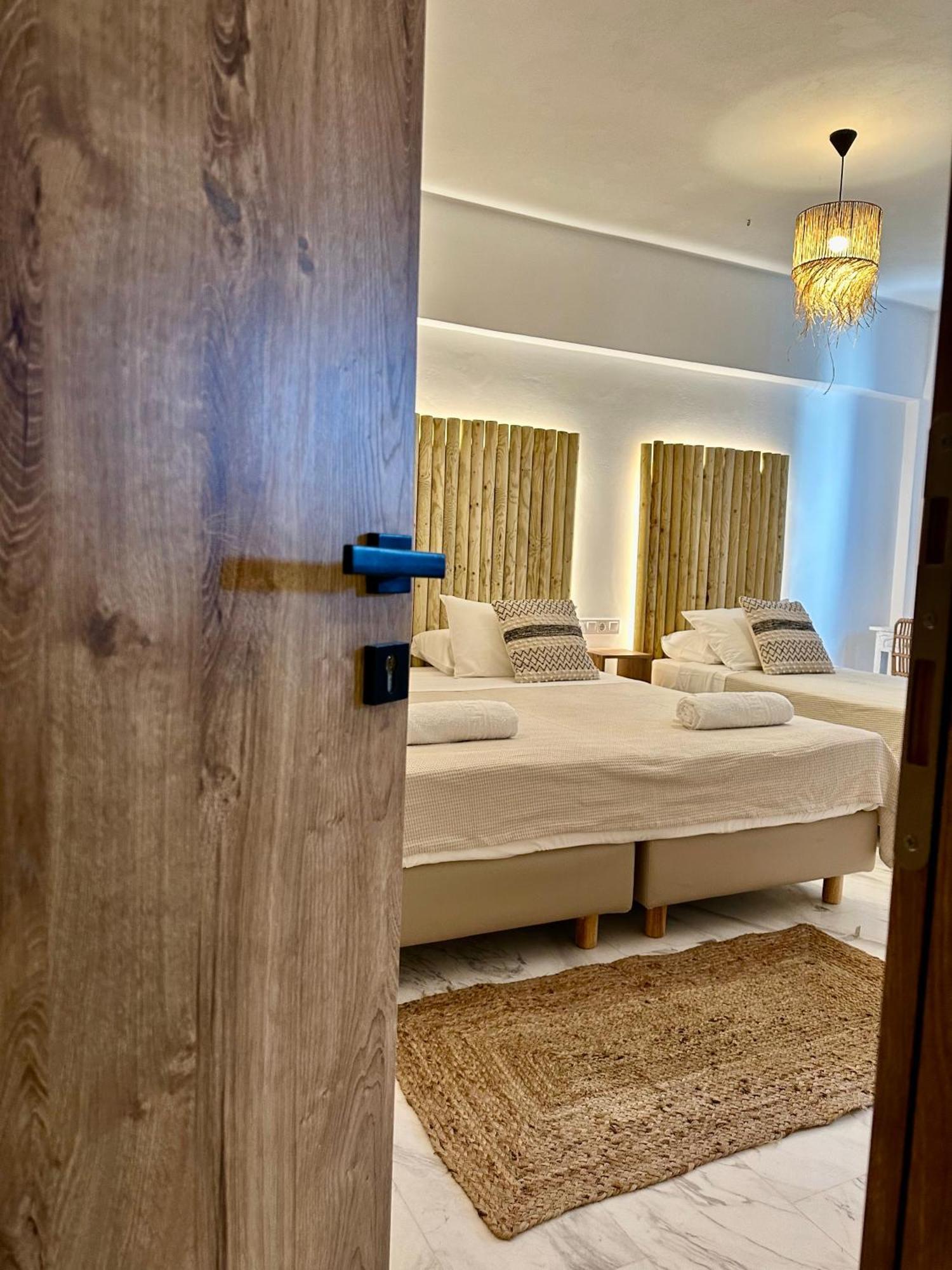 Athina Rooms - Lounge Apartments パロス島 エクステリア 写真