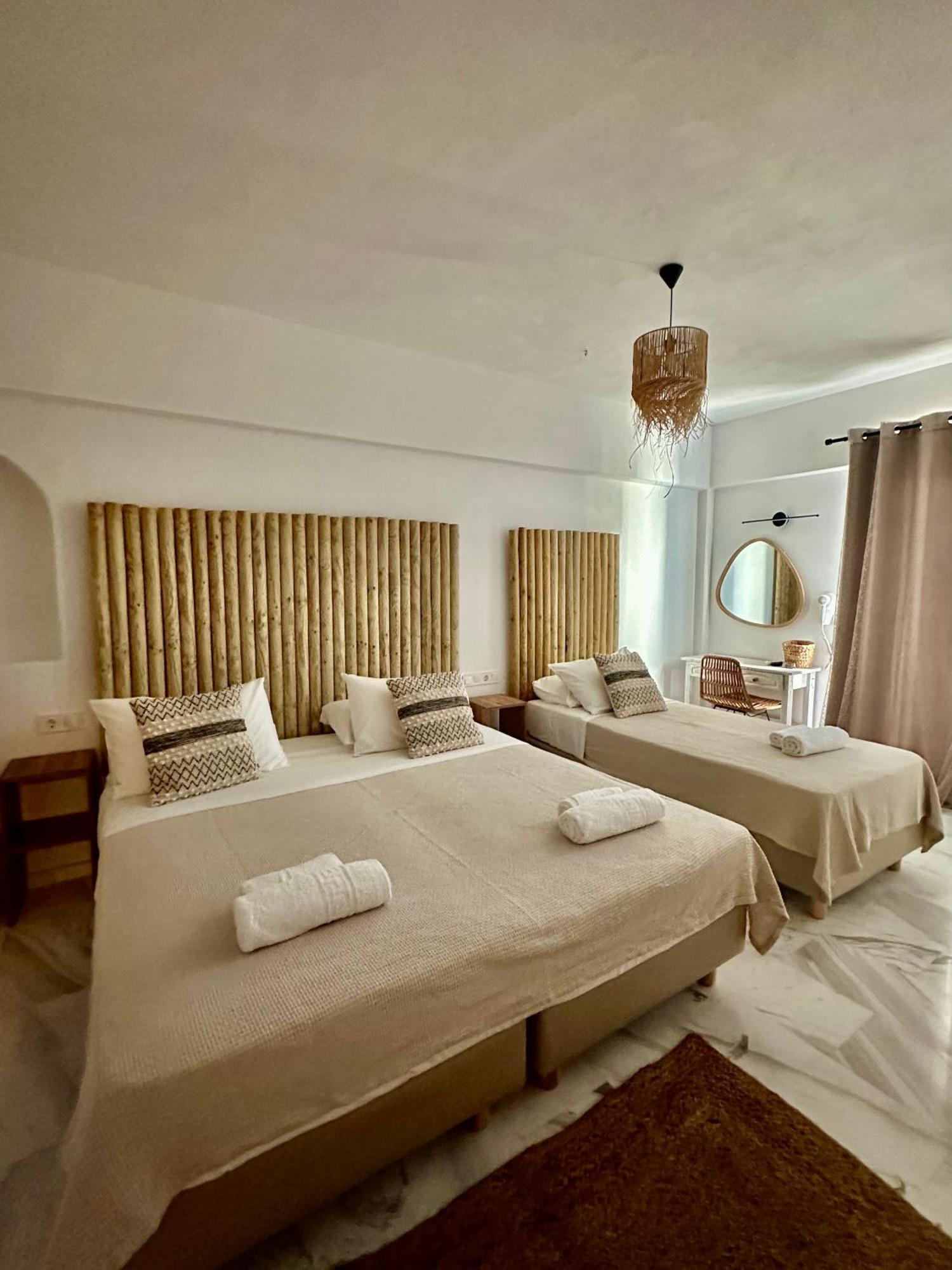 Athina Rooms - Lounge Apartments パロス島 エクステリア 写真