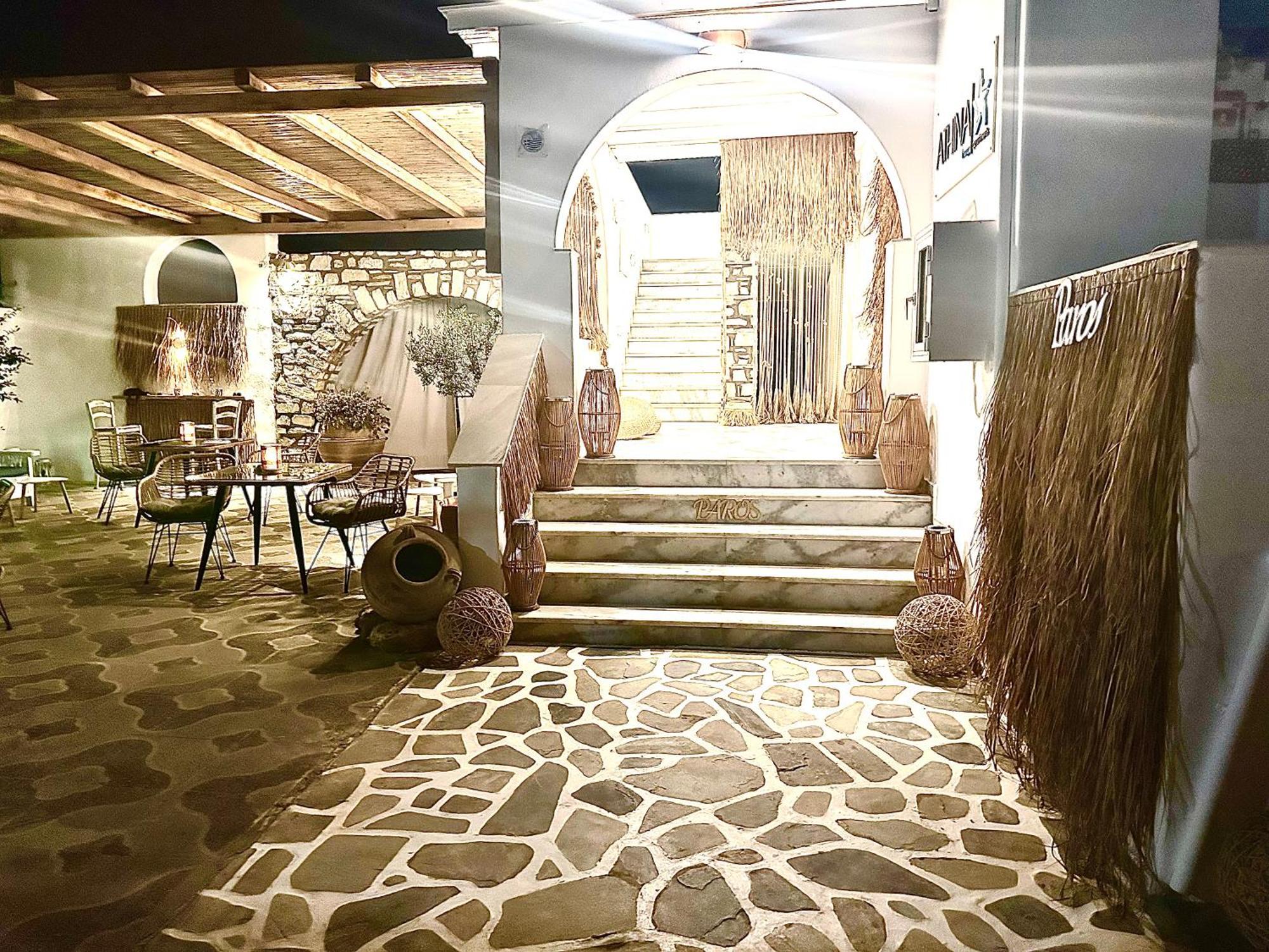 Athina Rooms - Lounge Apartments パロス島 エクステリア 写真