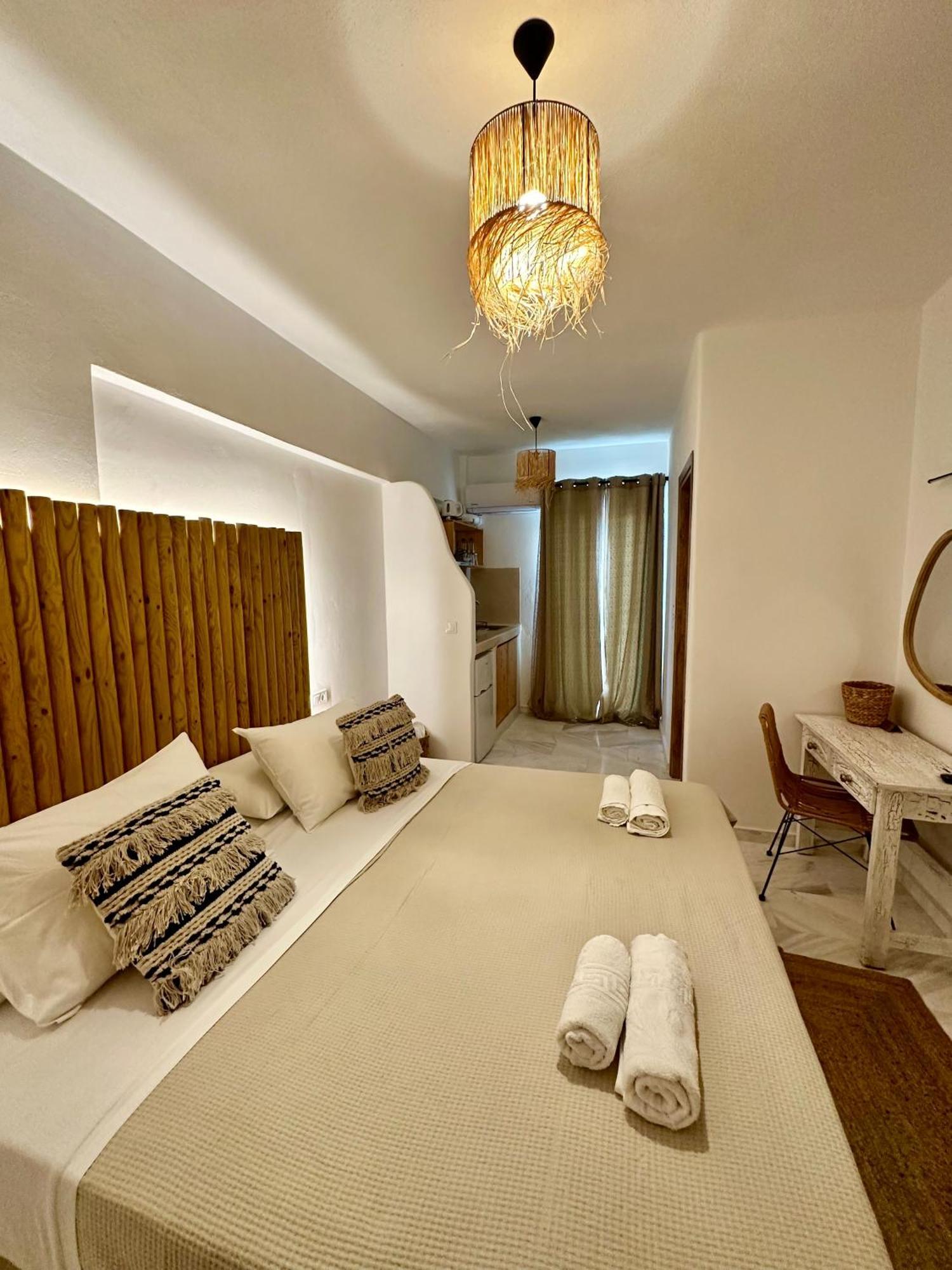 Athina Rooms - Lounge Apartments パロス島 エクステリア 写真