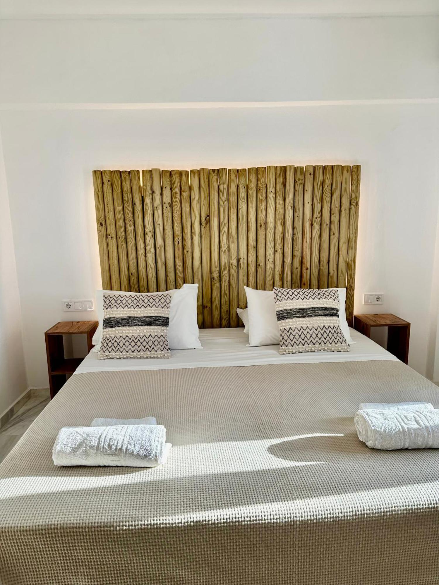 Athina Rooms - Lounge Apartments パロス島 エクステリア 写真