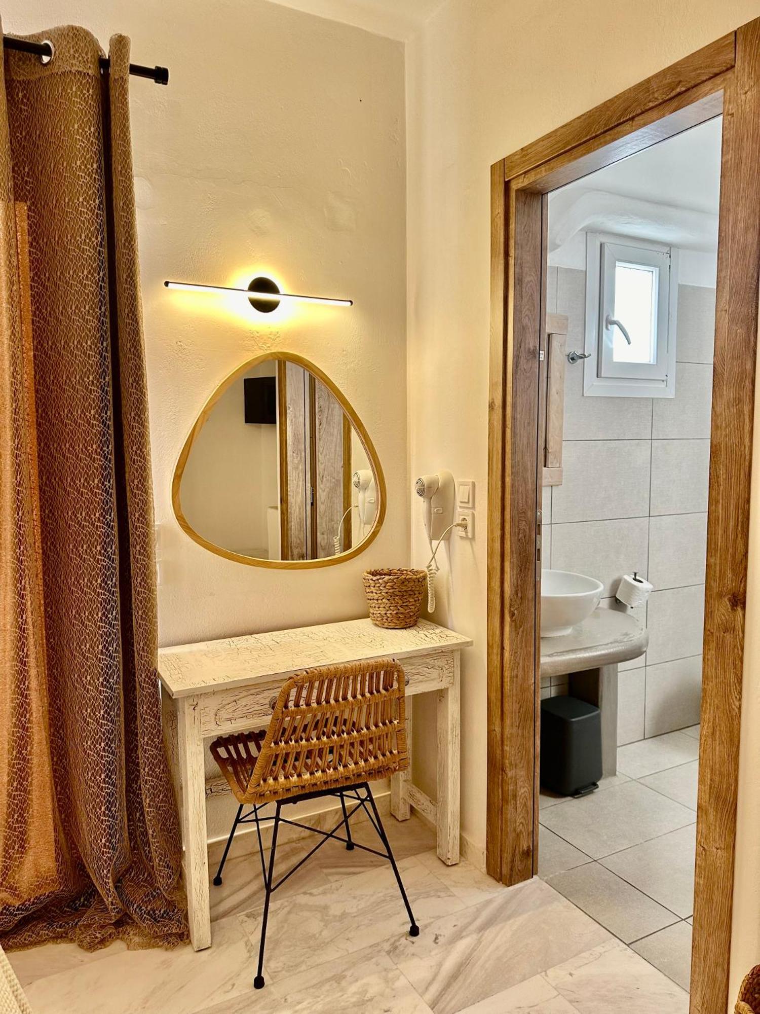 Athina Rooms - Lounge Apartments パロス島 エクステリア 写真