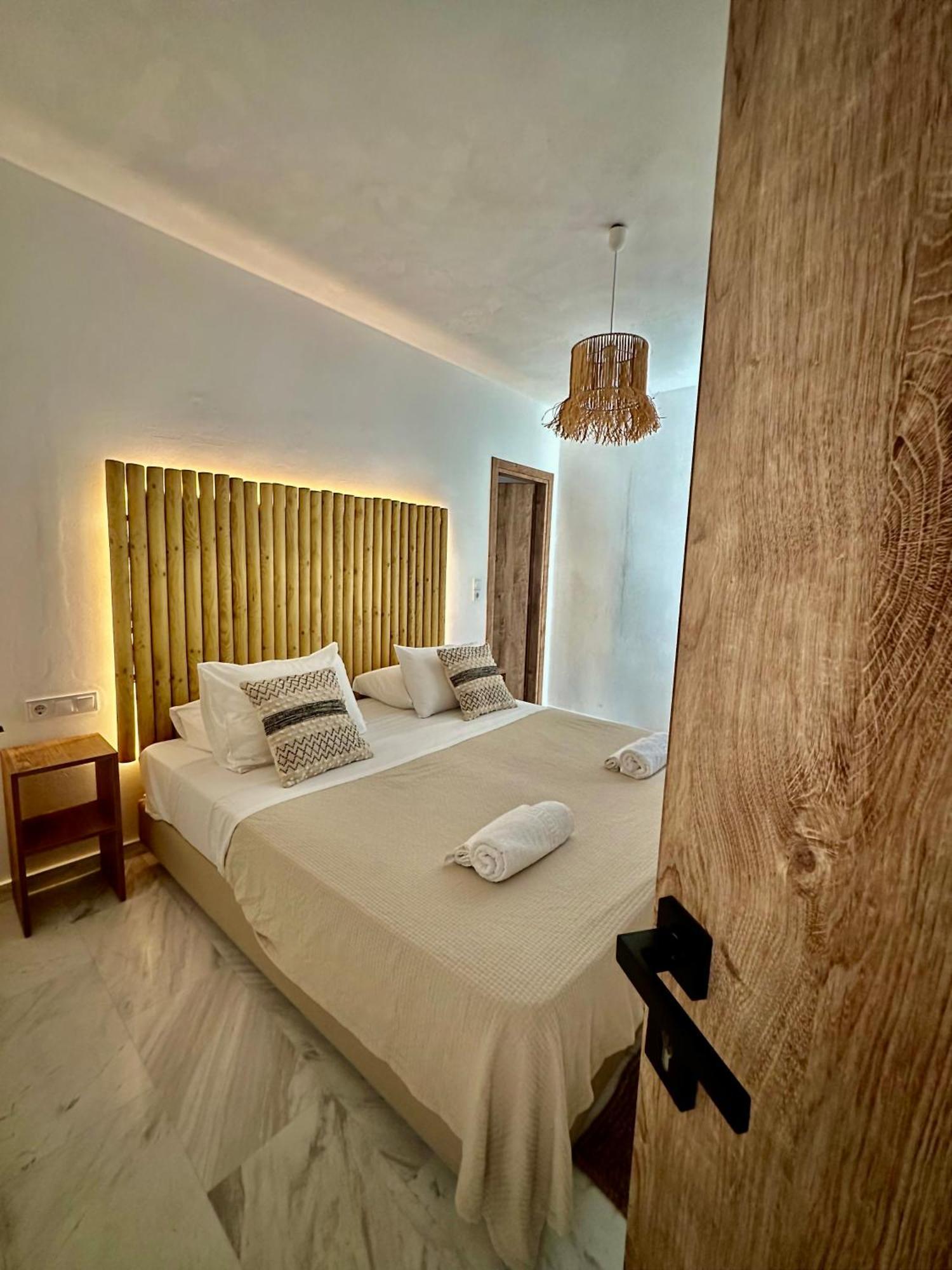 Athina Rooms - Lounge Apartments パロス島 エクステリア 写真