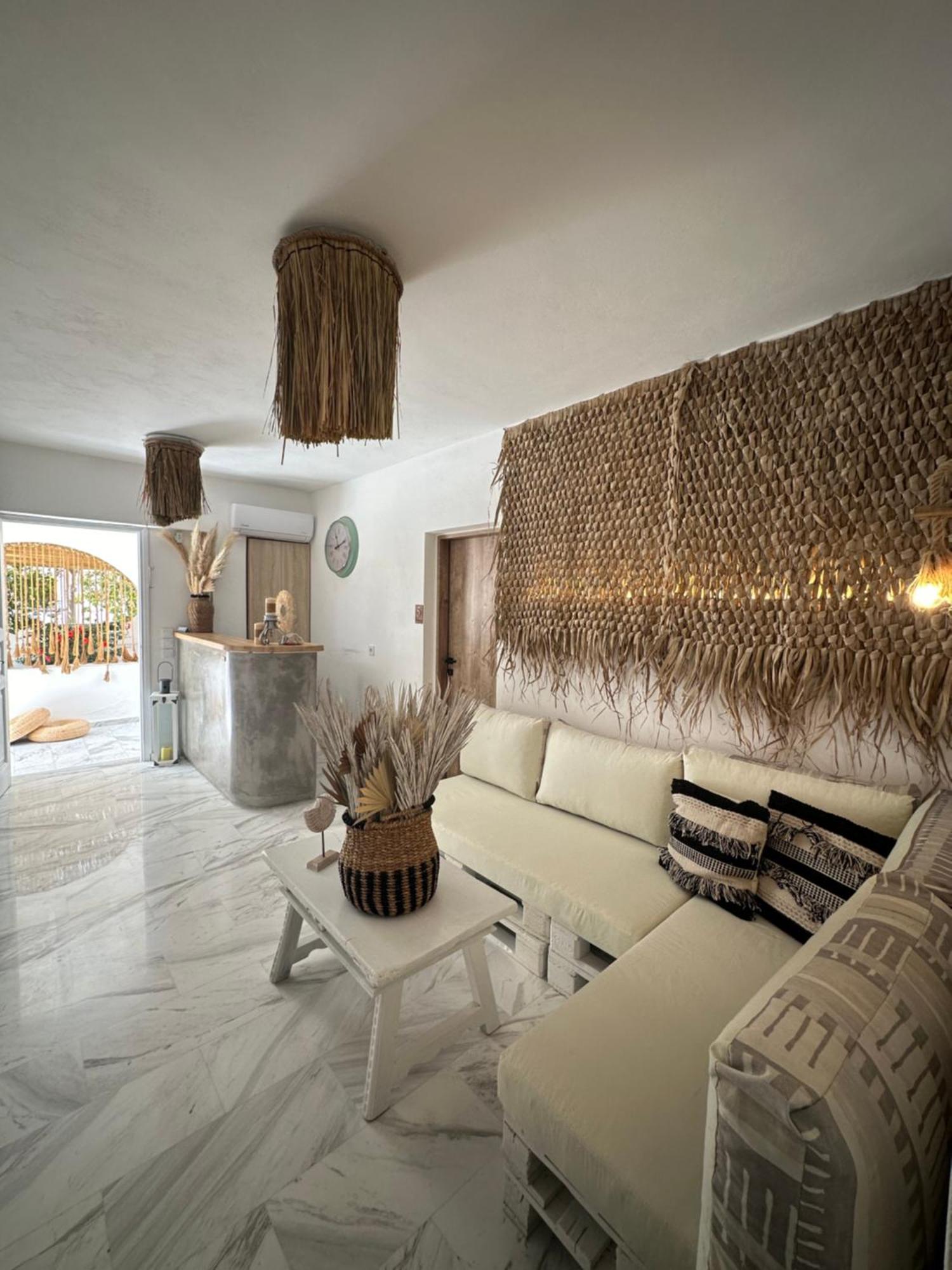 Athina Rooms - Lounge Apartments パロス島 エクステリア 写真
