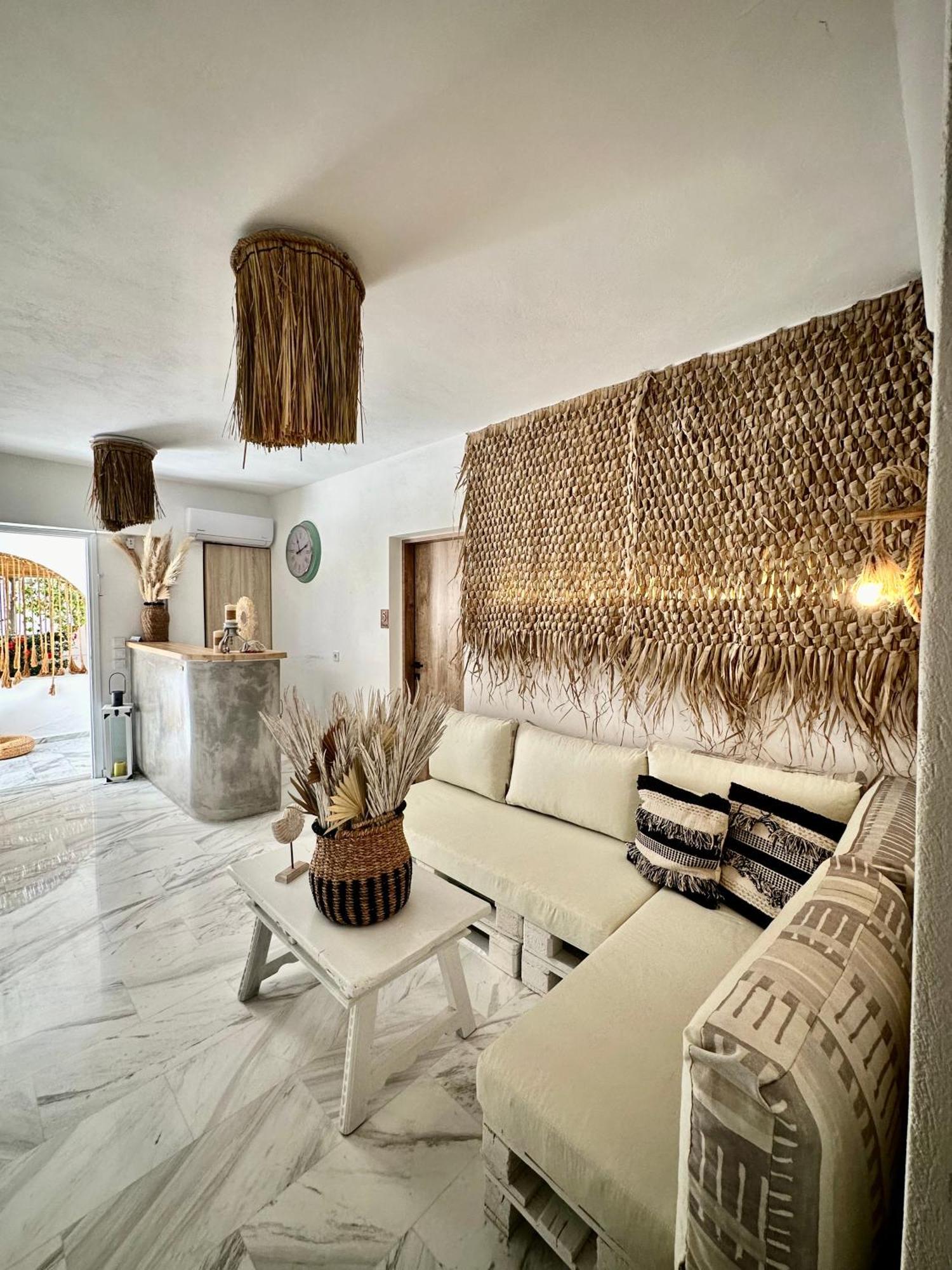 Athina Rooms - Lounge Apartments パロス島 エクステリア 写真