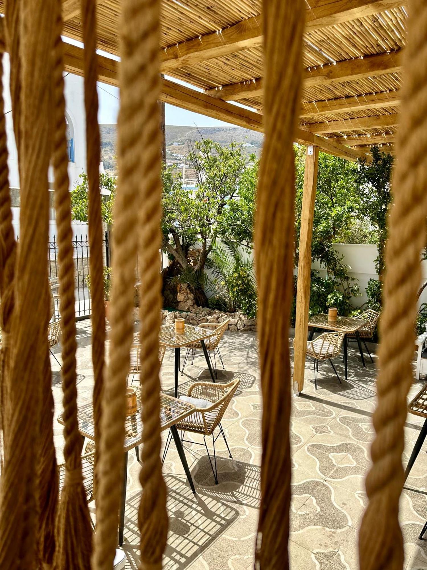 Athina Rooms - Lounge Apartments パロス島 エクステリア 写真