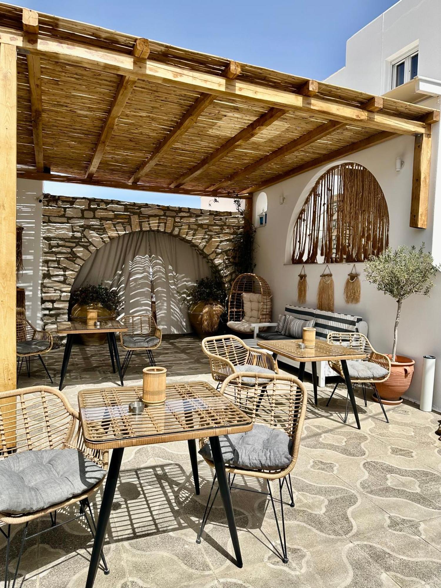 Athina Rooms - Lounge Apartments パロス島 エクステリア 写真