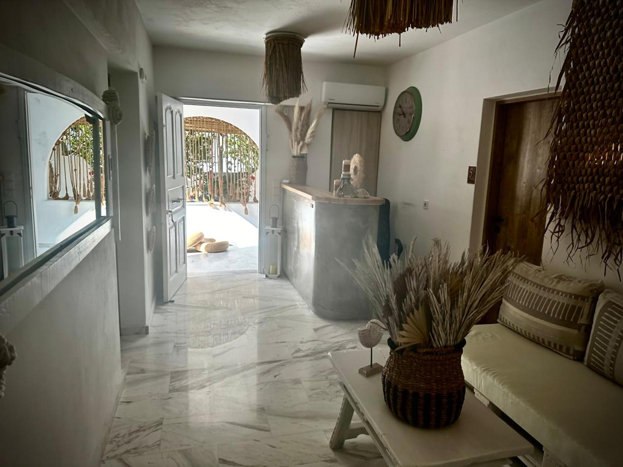 Athina Rooms - Lounge Apartments パロス島 エクステリア 写真
