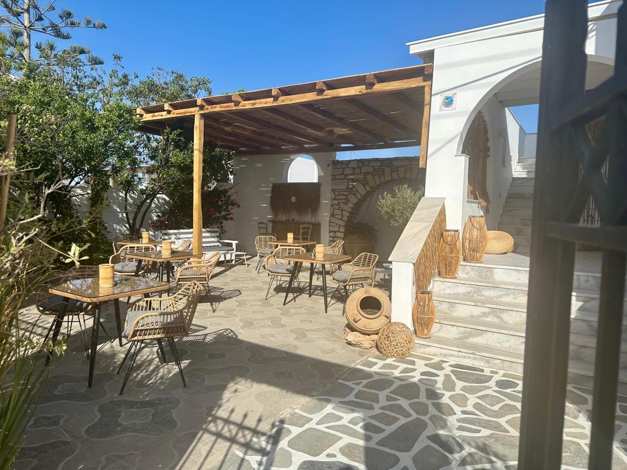 Athina Rooms - Lounge Apartments パロス島 エクステリア 写真