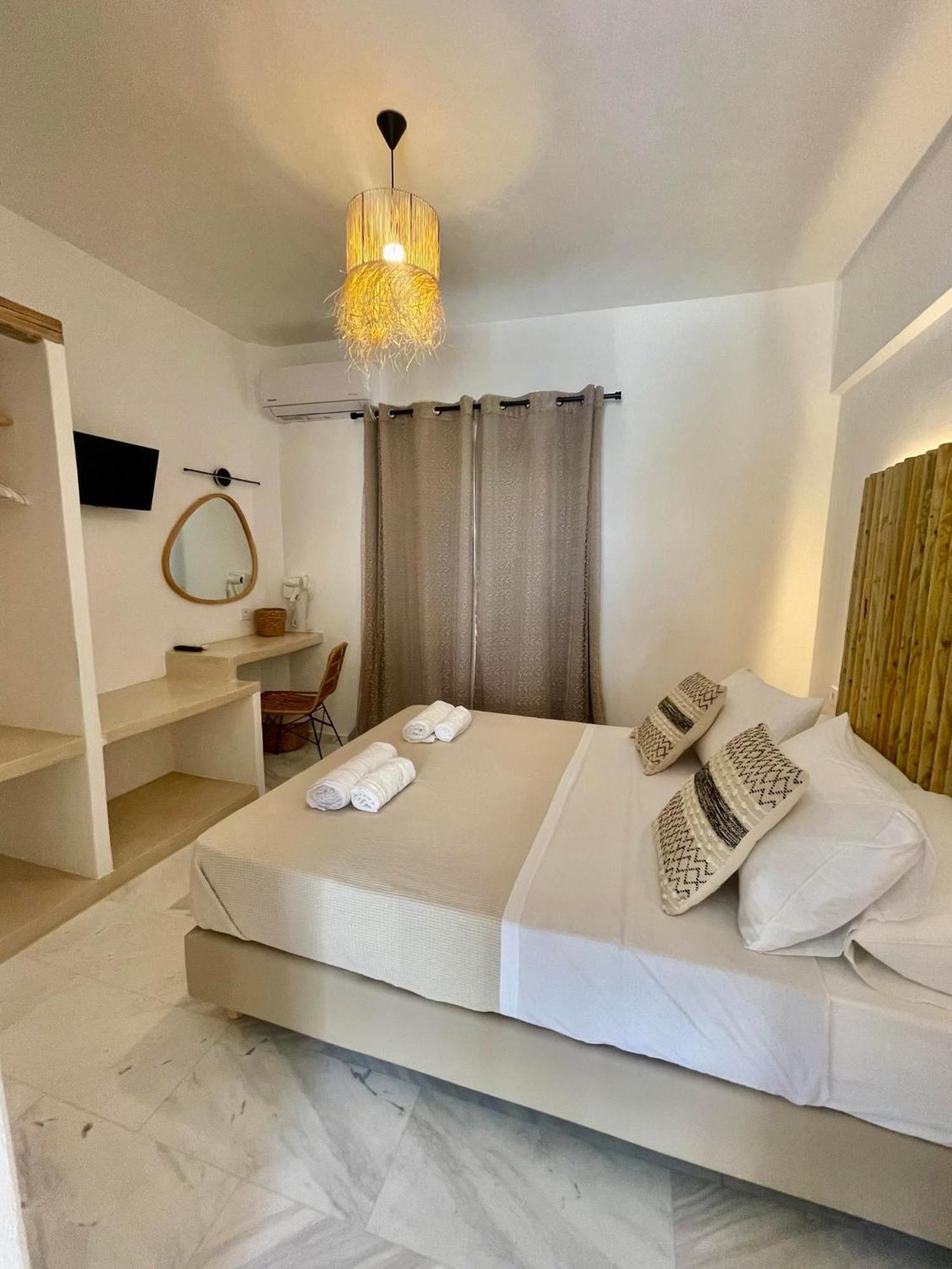 Athina Rooms - Lounge Apartments パロス島 エクステリア 写真