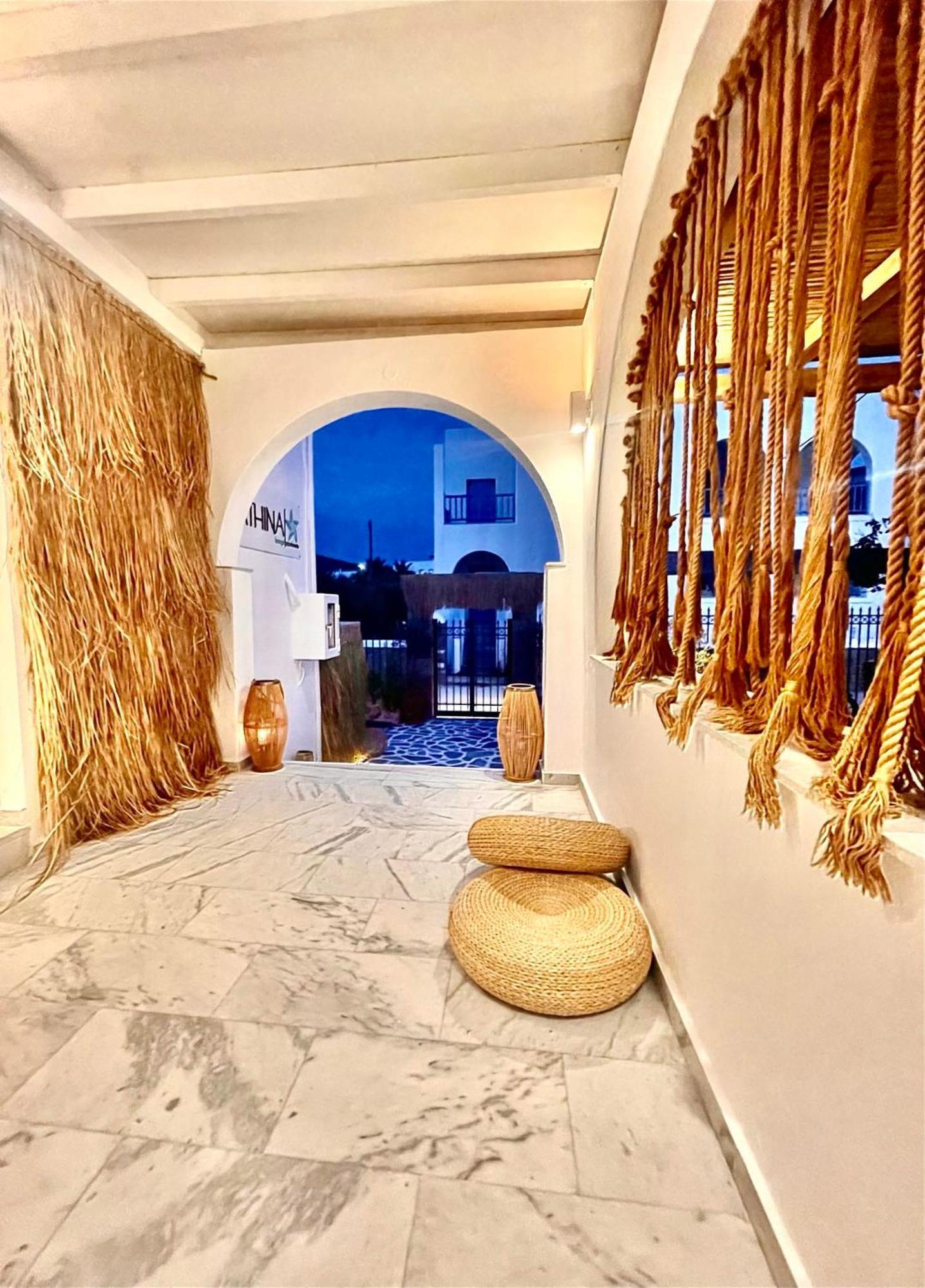Athina Rooms - Lounge Apartments パロス島 エクステリア 写真